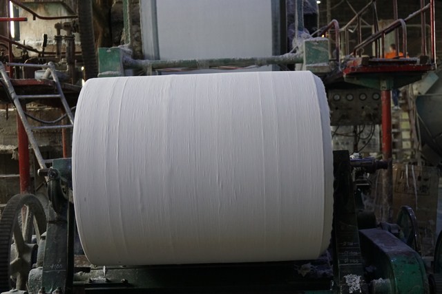 Производство основы для изготовления туалетной бумаги, плотность - 0,30 - 0,40, высота рулона -1250 см, вес 200 - 300 кг. бело-серая. ООО Уралвторма