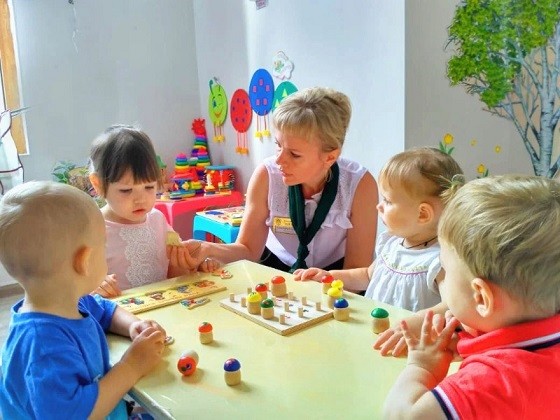 Детский сад ясли в Екатеринбурге. Набор в новые группы на полный день с 8.00 до 18.00. Питание оплачивается дополнительно - 500 руб в день. Цена за месяц с питанием на Мамина-Сибиряка 171а НОУ СОШ Согласие