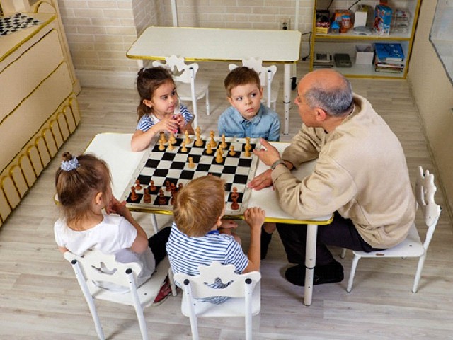 Игра в шахматы для детей в элитном детском саду Согласие на ул. Сакко и Ванцетти 99. Цена НОУ СОШ Согласие