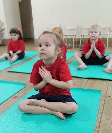Занятие по детской йоге в платном детском саду Согласие 1 раз в неделю. НОУ СОШ Согласие