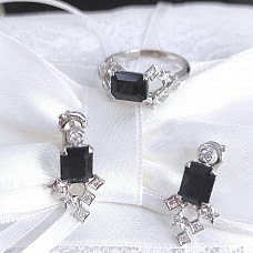 Комплект серьги и кольцо с черным сапфиром из белого золота (код 37585,13046). Цена Ди Эль