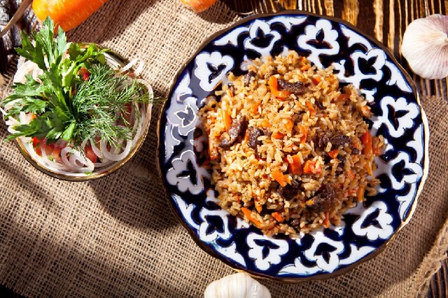 Узбекский плов (Традиционно приготовленное блюдо из настоящего восточного риса, сочной говядины и ароматных специй). Меню в кафе У Али