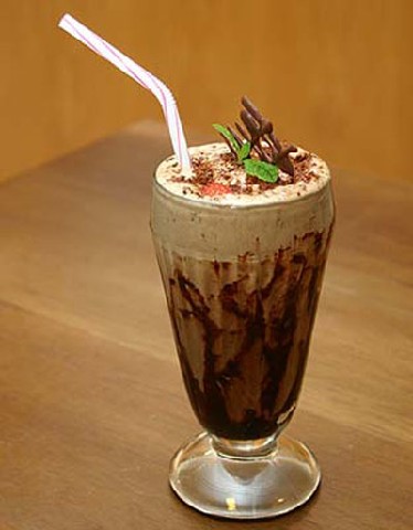 Молочный коктейль Женская радость (мороженое, сироп, орехи, шоколад). Меню в кафе У Али