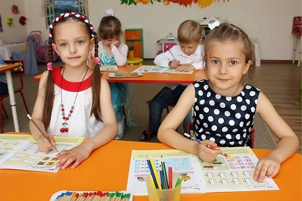 Посещение частного детского сада в Сочи на один неполный день с питанием с 8.00 до 12.30 ч, уход и присмотр, питание включено, оплата по факту. Цена НОУ СОШ Согласие