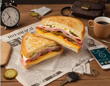 Сэндвич с омлетом, сыром, ветчиной и маринованным огурцом для торопливых