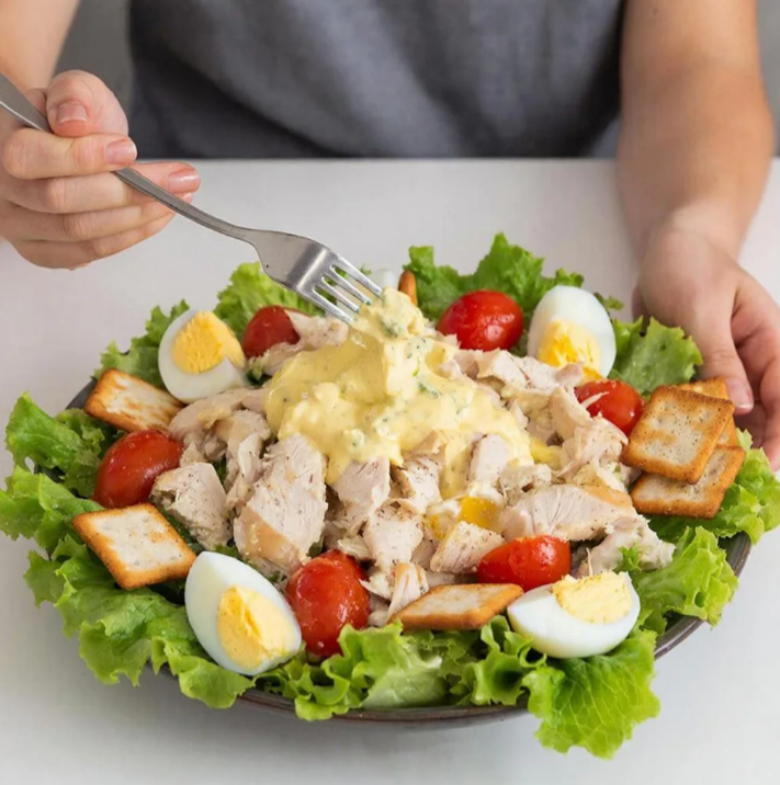Салат Цезарь с курицей и сухариками для студентов