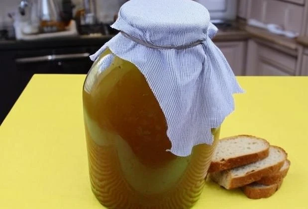 Квас из ржаных сухарей с дрожжами