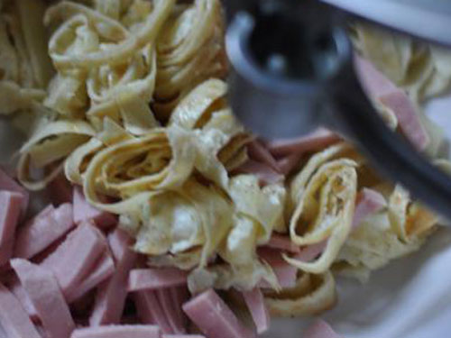 Кафе или домашний рецепт салата с ветчиной и яичными блинами?